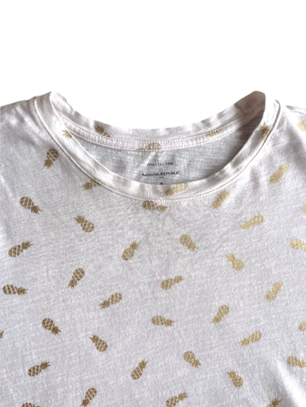Banana Republic White Malibu Slub Crew Neck Tee Gold Pineapple Print - Size S - Picture 3 of 4